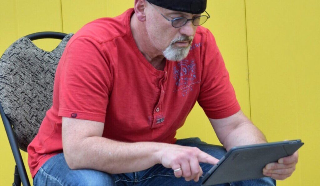 Many invoicing software for small business can be used right from your phone, like this entrepreneur is doing.